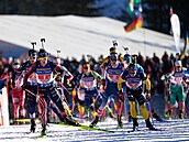 Biatlonisté v úvodním kole muské tafety v Hochfilzenu.