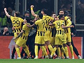 Hrá�i Atén slaví po vít�zném gólu proti Craiové.