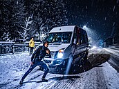 Tým �eského biatlonu p�i p�esunu mezi zastávkami Sv�tového poháru