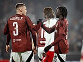 Pavel Kade�ábek gratuluje Garangu Kuolovi ke gólu do brány Aberdeenu.