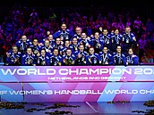 Norské házenká�ky pózují se zlatými medailemi z mistrovství sv�ta.