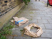 Papírový obal zásilky Amazon Prime je v�e, co zbylo po kráde�i balíku v...