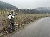 Ekolog Jan Pi�os ukazuje vykácené stromo�adí v �eském ráji.