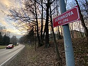 Ulici nov� zdobí cedule s nápisem Serinkova.
