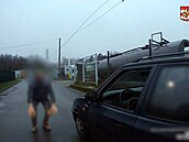 D�epy ani b�h kolem auta nepomohly, �idi�e po ve�írku policisté stejn� nepustili