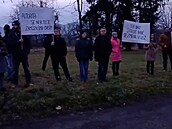 Stovka rozzlobených rodi�� protestuje u �koly v Hnojníku