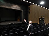 �editel T�ínského divadla v �eském T�ín� Petr Kracik ukazuje renovovaný...