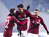 Albion Rrahmani po brance objímá Lukáe Haraslína, slaví i Matj Ryne.