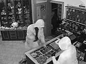 Dva zlod�ji vykradli prodejnu �perk� a drahých kamen� v �eském Krumlov�....