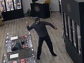 Kriminalisté hledají pachatele, který ukradl z vitríny zlato za n�kolik milion�