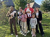 Po porodu dvoj�at ude�ila rakovina v plné síle. Pé�i o 6 d�tí zvládá u� jen...