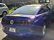 Dlouhodob� odstavený Ford Mustang bez kola blokuje parkovací místo v Tovární...