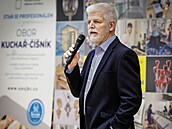 Zhruba dv stovky student pily na debatu s prezidentem Petrem Pavlem do...