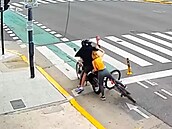 Ruská turistka ubránila svj mobil. Jednomu ze zlodji se zavsila na nohu.