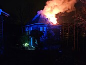 U p�ehrady Harcov ho�el neobydlený d�m (14. prosince 2025)