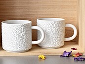 Bílý porcelánový hrnek s reliéfem