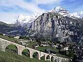 Mürren, �výcarská horská vesnice zav�ená na okraji skalní terasy, je p�ístupná...