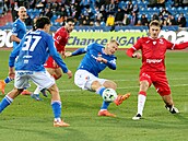 Kapitán ostravský fotbalist� Michal Frydrych st�ílí v pokutovém území Pardubic.