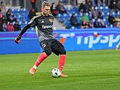 Branká� Dukly Praha Rihards Matrevics b�hem utkání proti Plzni.