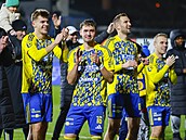 Hrá�i Zlína spolu s hv�zdou zápasu Stanislavem Petrutou oslavují s fanou�ky...