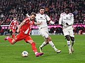 Harry Kane (Bayern Mnichov) st�ílí na branku, zatímco se ho sna�í bránit Stefan...