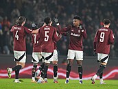 Hrá�i Sparty Praha se radují po vlastním gólu Angeho N�Guessan z Liberce.