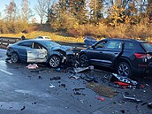 P�i hromadné nehod� na 100. kilometru D1 se srazilo celkem jedenáct aut. Srá�ka...