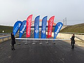 O p�l jedenácté se p�est�i�ením pásky otev�el 11,7 kilometru dlouhý úsek mezi...