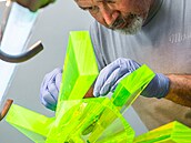 Po utavení skloviny je uranové sklo zcela zdravotn bezpené, jak pro skláe...