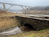 Nízká hladina odhalila i poz�statky zatopených obcí. Toto jsou záb�ry bývalé...