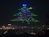 Nejv�t�í váno�ní strom se ka�doro�n� rozsv�cuje na svahu hory Ingino nad m�stem...