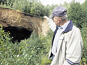 Jan Kotris (na snímku) ze státního podniku Diamo ukazuje na propadlinu �toly u...
