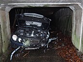 Mikrospánek idie skonil na umpersku siln znieným autem v koryt potoka.