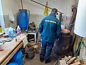 Celníci na Zlínsku objevili nelegální pálenici, zabavili i demi�ony s...