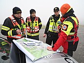 Desítky policist� a hasi�� se zapojily do pro�esávání okolí Halenkovic na...