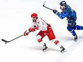 T�inecký Martin R��i�ka (vlevo) se sna�í vyhnout Ond�eji P�eni�kovi z Plzn�.