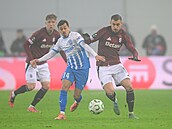 Sparanský obránce Matj Ryne (vpravo) a Lyes Houri z Craiovy v souboji o...