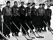 Zdenk Zikmund (pátý zleva) byl po druhé svtové válce hvzdou a kapitánem...