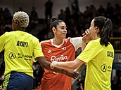 Valériane Ayayiová (vlevo) a Maite Cazorla za USK Praha, María Condeová ze Schia