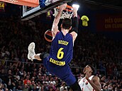 Jan Veselý z Barcelony smeuje bhem zápasu s Olympiakosem.