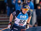 Julia Simonová bhem sprintu v Hochfilzenu