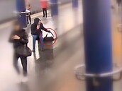 Mu� si p�ivlastnil notebook zapomenutý na lavi�ce.