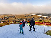 V Peci pod Sn�kou je po oblev� sníh jen na n�kolika svazích skiresortu. (18....