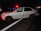 U Dr�t�kryjí se srazila dv� osobní auta a skon�ila mimo vozovku, pravd�podobný...