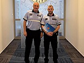 Prapor�íku Kamilu Dostálovi (vpravo) pod�koval za záchranu dvou �ivot� �editel...