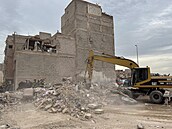 Záchranái hledají peiví v troskách dvou zícených budov ve Fezu. (10....