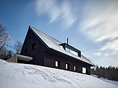 Horská chalupa stojí na krásném pozemku ve stráni na kraji lokality zvané Nové...