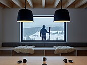 Ze spodního patra lze v zim� vystoupit p�ímo na sousední sjezdovku.