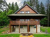 Z d�vodu umíst�ní stavby v CHKO musela nová roubenka nekompromisn� respektovat...