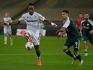 Plze�ský stoper Sampson Dweh zpracovává mí�, sleduje ho  Anass Zaroury z...